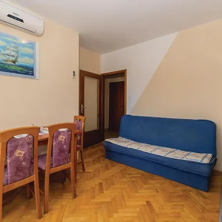 Pet Friendly Apartment In Biograd With Kitchen Apartment *