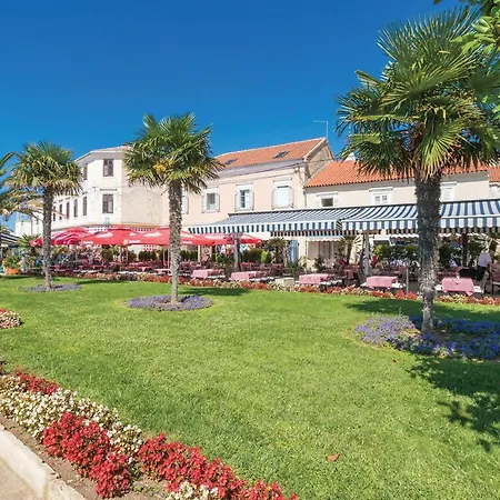 Pet Friendly Apartment In Biograd With Kitchen